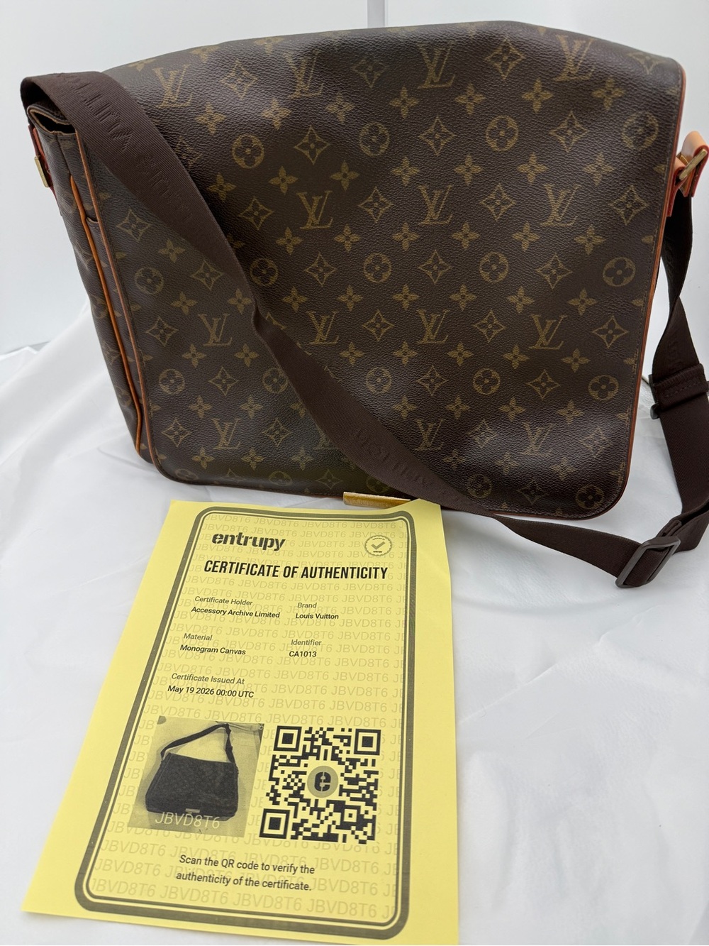 Vintage Authentic Louis Vuitton Abbesses Messenger Bag in classic Monogram w/COA